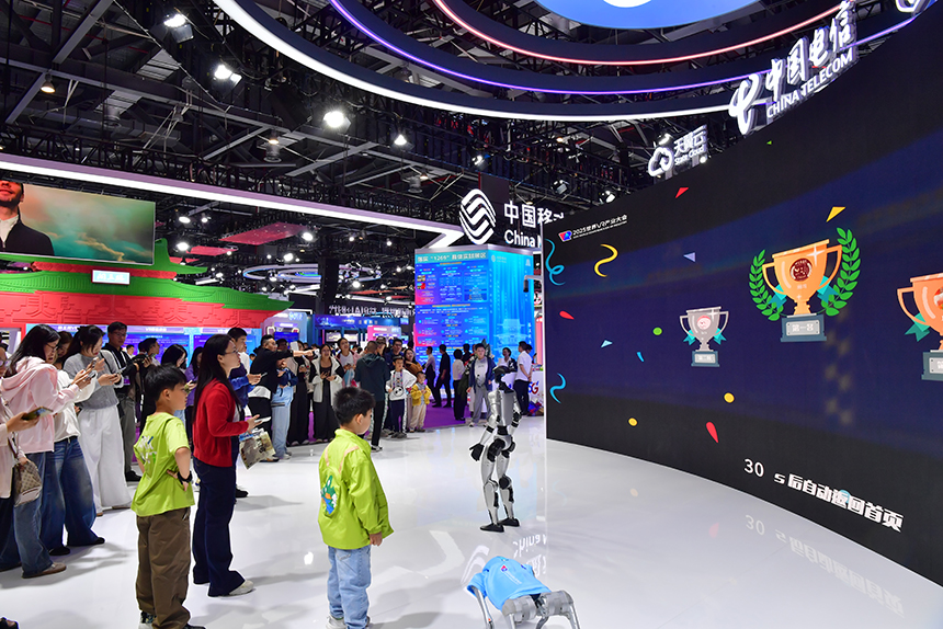 中國電信展位前人頭攢動，市民和游客來到這里體驗虛實盛宴。人民網記者 時雨攝