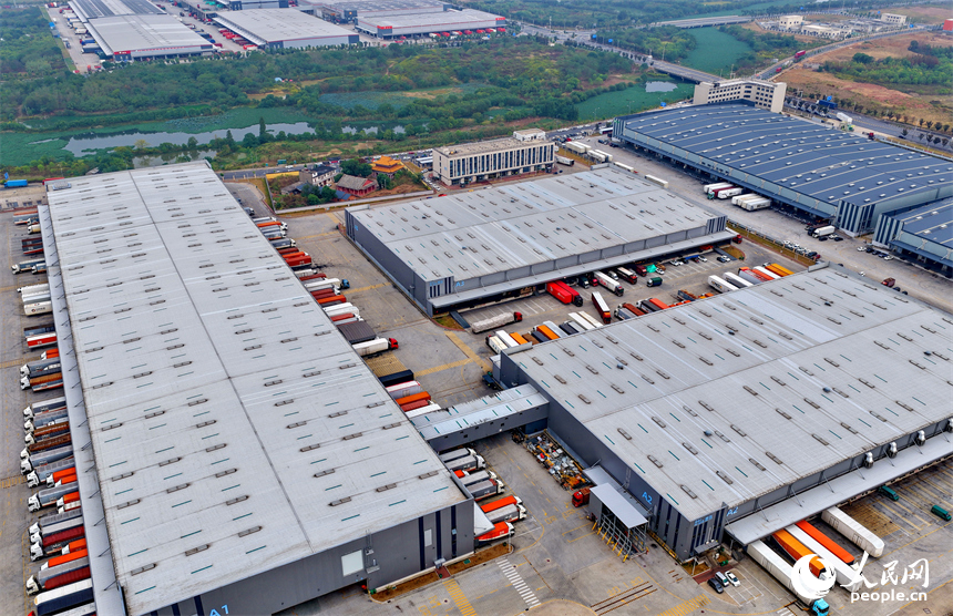 南昌市南昌向塘物流園，多輛快遞物流貨車排隊等待裝卸貨，秩序井然。人民網 朱海鵬攝