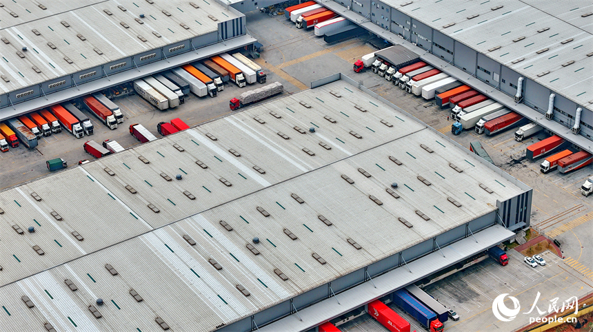 南昌市南昌向塘物流園，多輛快遞物流貨車排隊等待裝卸貨，秩序井然。人民網 朱海鵬攝