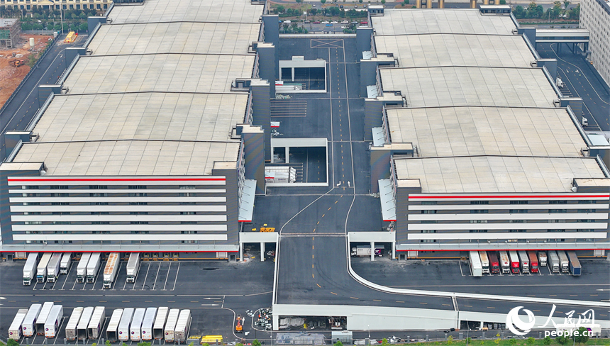 南昌市南昌向塘物流園，多輛快遞物流貨車排隊等待裝卸貨，秩序井然。人民網 朱海鵬攝