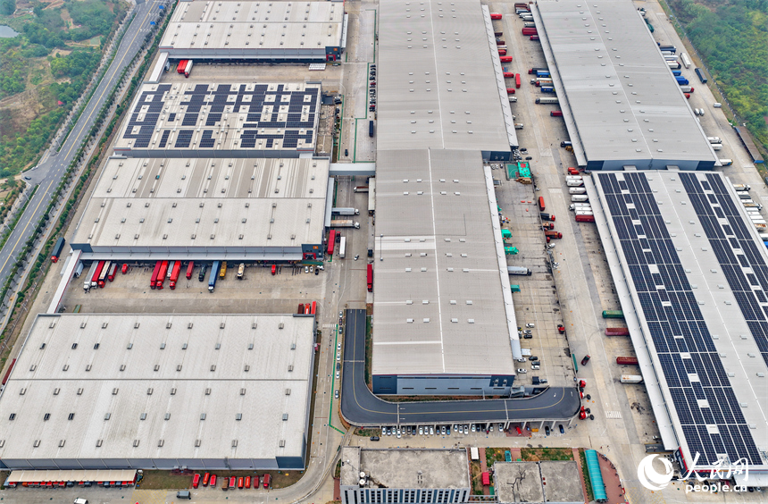 南昌市南昌向塘物流園，多輛快遞物流貨車排隊等待裝卸貨，秩序井然。人民網 朱海鵬攝