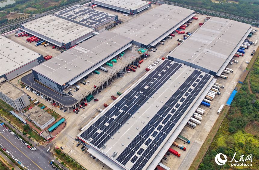 南昌市南昌向塘物流園，多輛快遞物流貨車排隊等待裝卸貨，秩序井然。人民網 朱海鵬攝