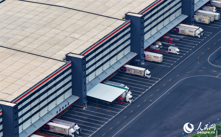 南昌市南昌向塘物流園，多輛快遞物流貨車排隊等待裝卸貨，秩序井然。人民網 朱海鵬攝
