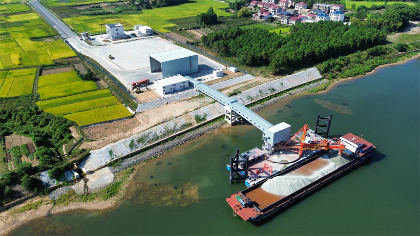 江西吉安峽江王家村碼頭，貨輪正在卸載貨物。胡文杰攝