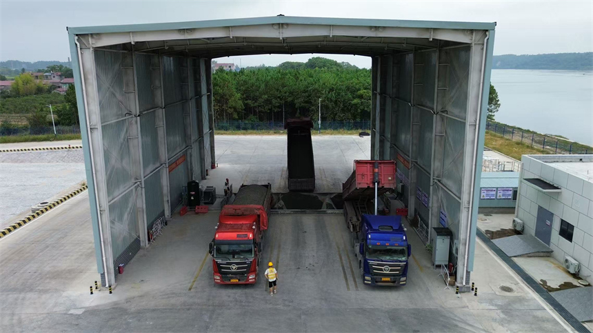 貨車從碼頭上轉運卸載貨物。胡文杰攝