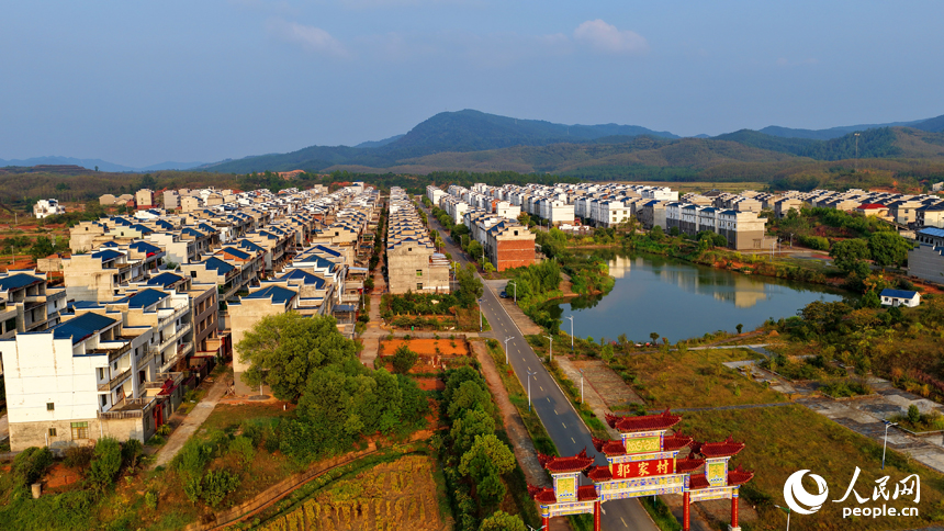 吉安市吉水縣水田鄉郭家村，村居民房與田園秋韻相映映襯，景美如畫。人民網 朱海鵬攝