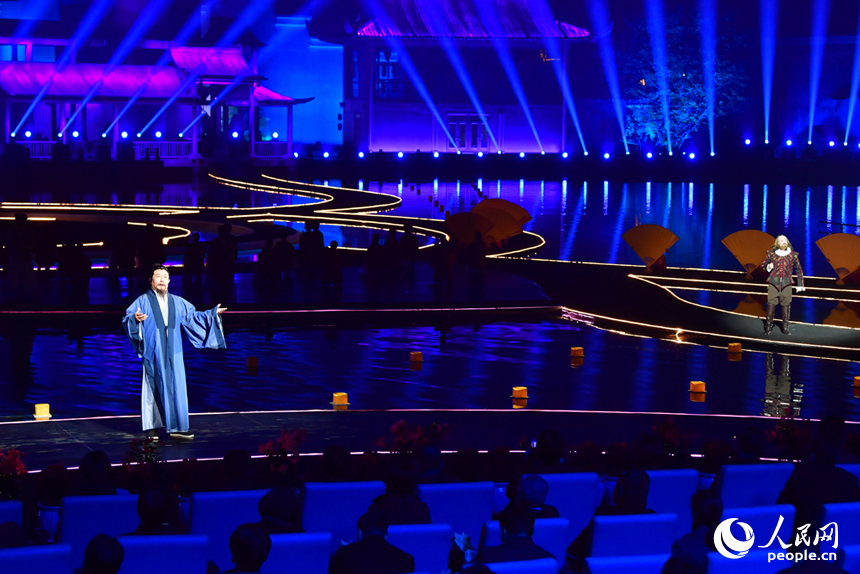 2025年第七屆湯顯祖國際戲劇交流月活動開幕，大型沉浸式演出給觀眾帶來視聽盛宴。人民網記者 時雨攝