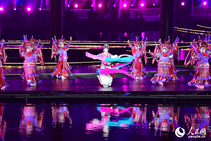 2025年第七屆湯顯祖國際戲劇交流月活動開幕，大型沉浸式演出給觀眾帶來視聽盛宴。人民網記者 時雨攝