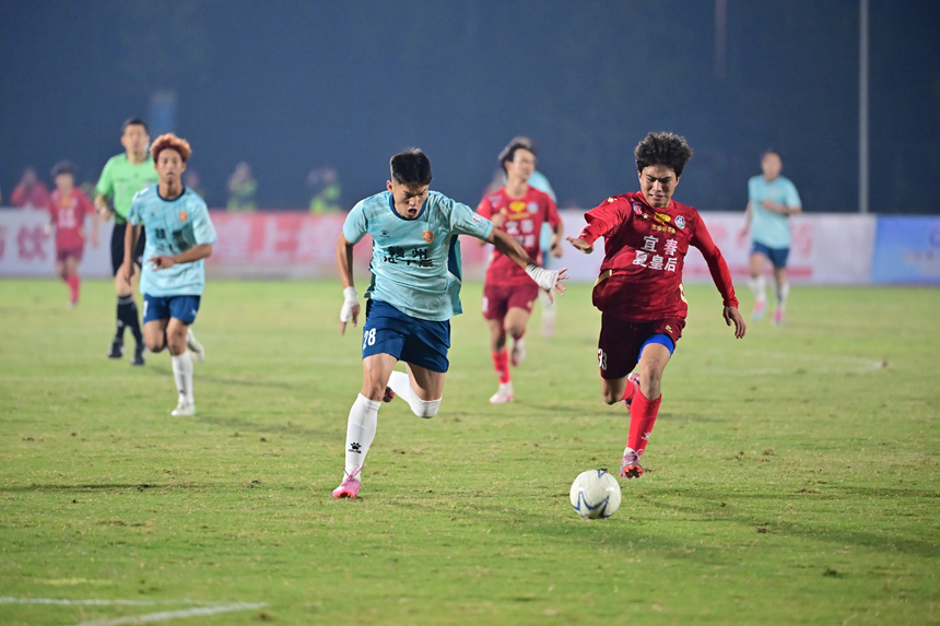 決賽首回合的精彩瞬間。劉勇攝