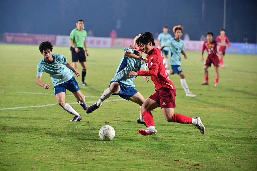 決賽首回合的精彩瞬間。劉勇攝