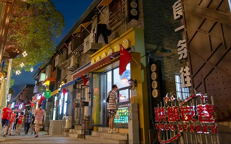 圖為暮色下的洪都夜巷匯聚“人間煙火氣”。余裕承攝