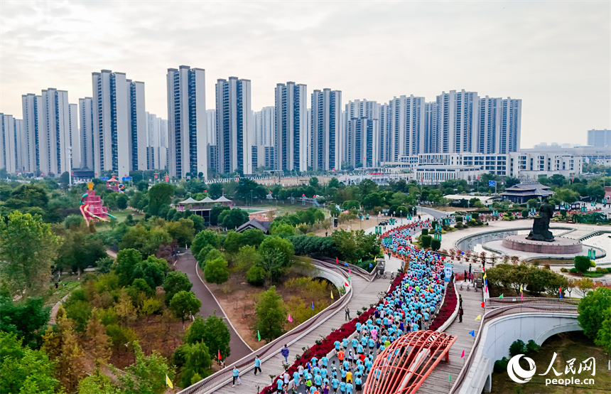 2025南康家具半程馬拉松賽比賽現場。人民網 朱海鵬攝