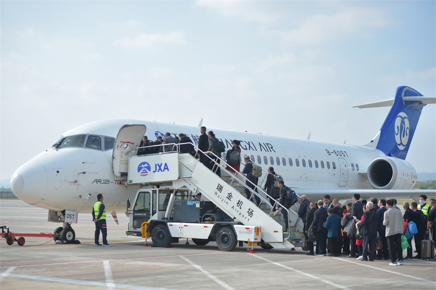 瑞金發往遵義的航班即將起飛，旅客從瑞金機場上飛機前往遵義。楊鑫攝