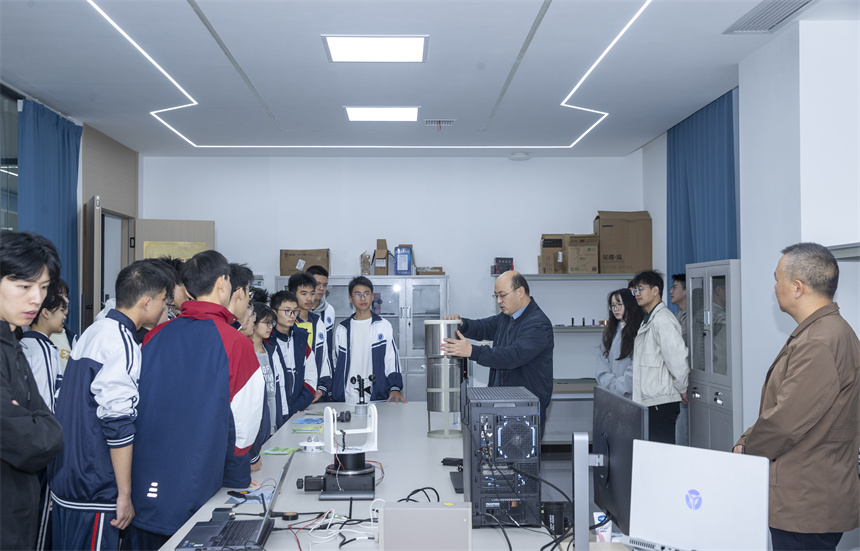 同學們參觀先進實驗室。