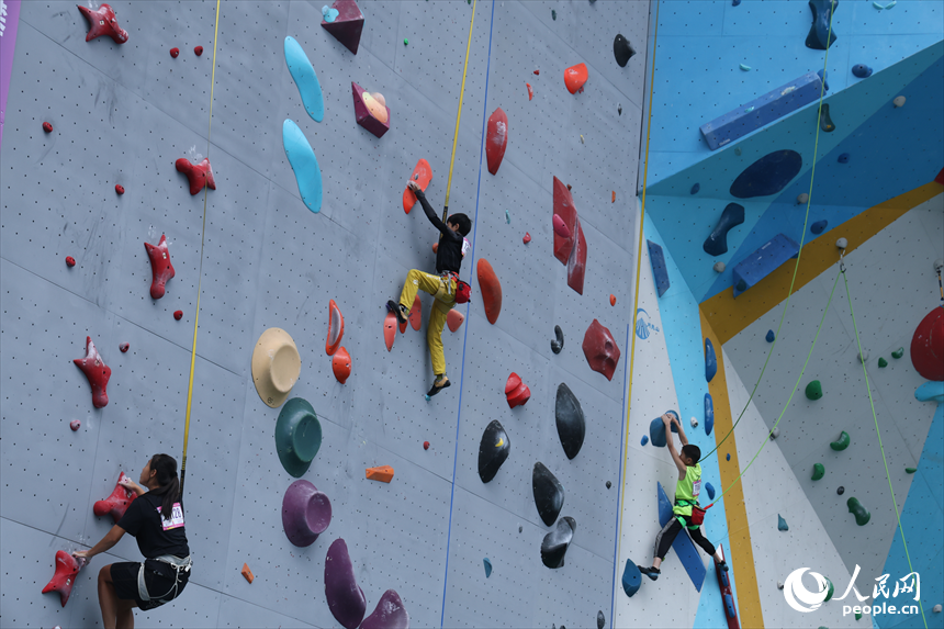 2025年全國青少年U系列攀巖聯賽（江西全南站）比賽現場，參賽運動員正奮力攀爬。吳一帆攝