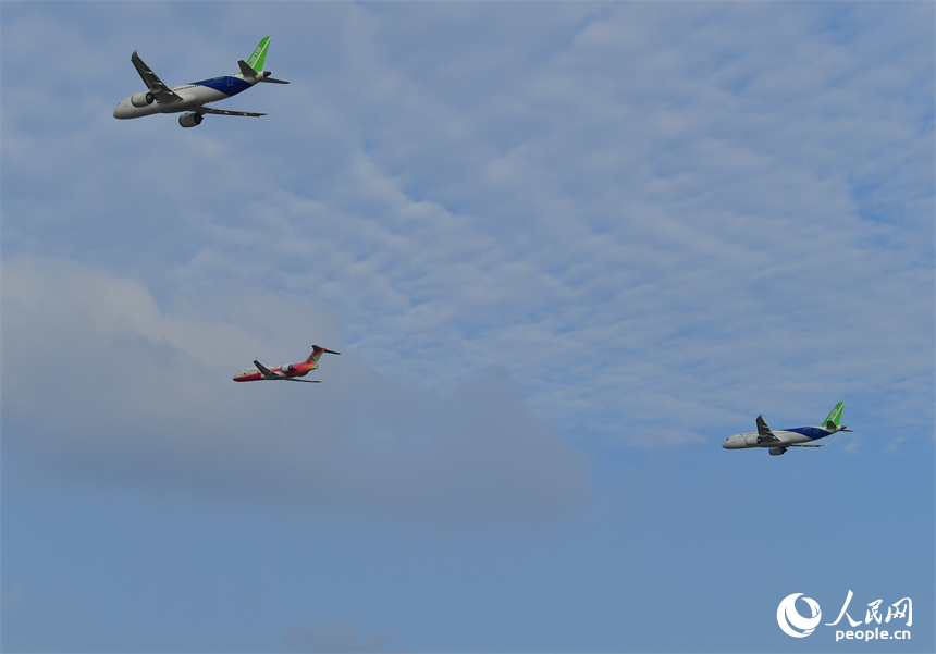 2025南昌飛行大會開幕，國產大飛機C919與C909首次以三機編隊亮相藍天。人民網記者 時雨攝