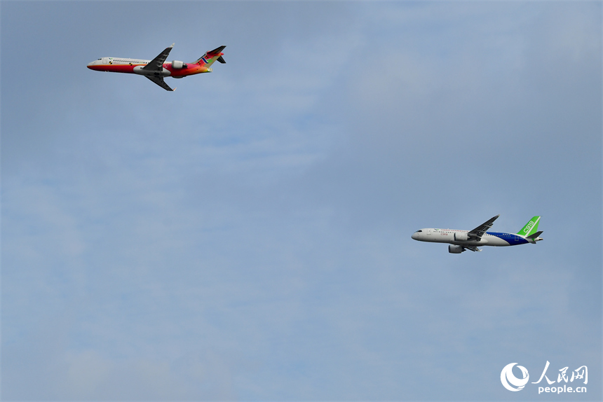 2025南昌飛行大會開幕，國產大飛機C919與C909首次以三機編隊亮相藍天。人民網記者 時雨攝