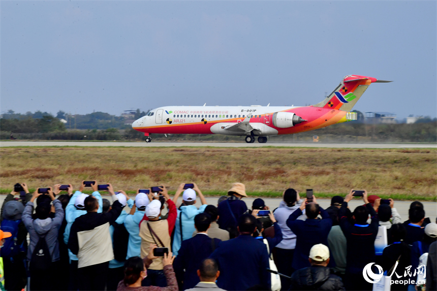 2025南昌飛行大會開幕，國產中短程渦扇支線客機C909在跑道滑行。人民網記者 時雨攝