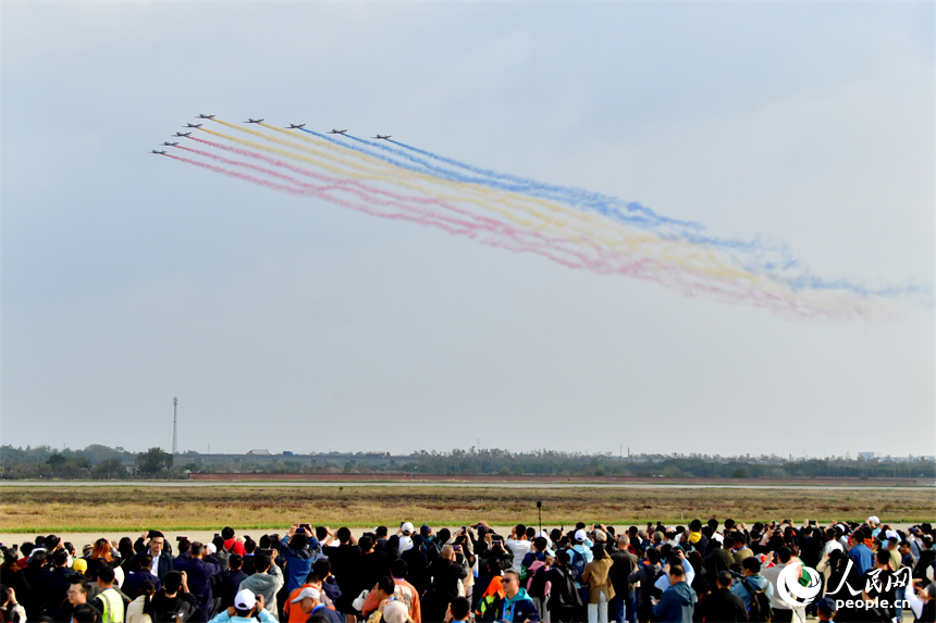 空軍航空大學“天之翼”飛行表演隊在瑤湖機場上空表演。人民網記者 時雨攝
