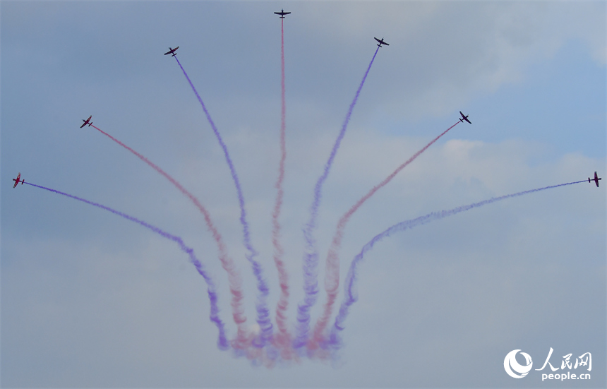 空軍航空大學“天之翼”飛行表演隊在瑤湖機場上空表演。人民網記者 時雨攝