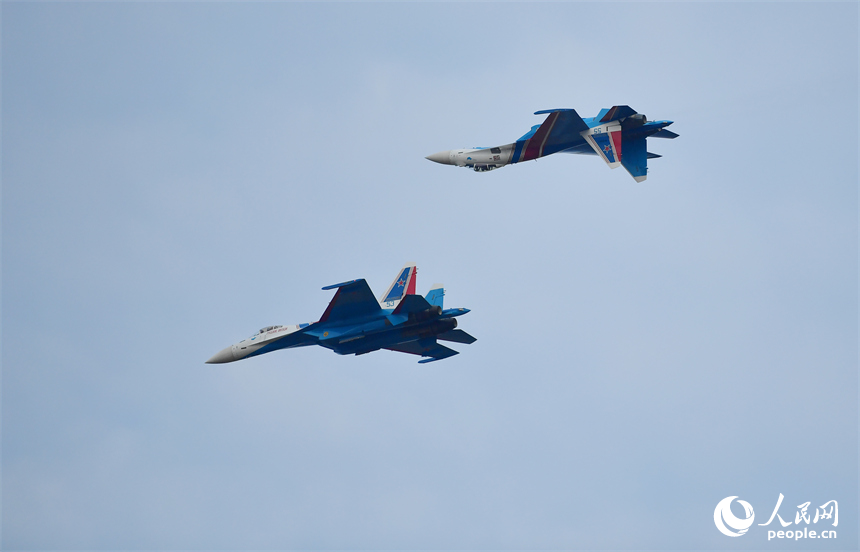 俄羅斯“勇士”飛行表演隊在瑤湖機場上空表演。人民網記者 時雨攝