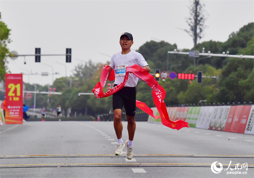 高金升以1小時07分15秒的成績奪得半程馬拉松男子組冠軍。圖為高金升沖破終點線瞬間。人民網記者 時雨攝