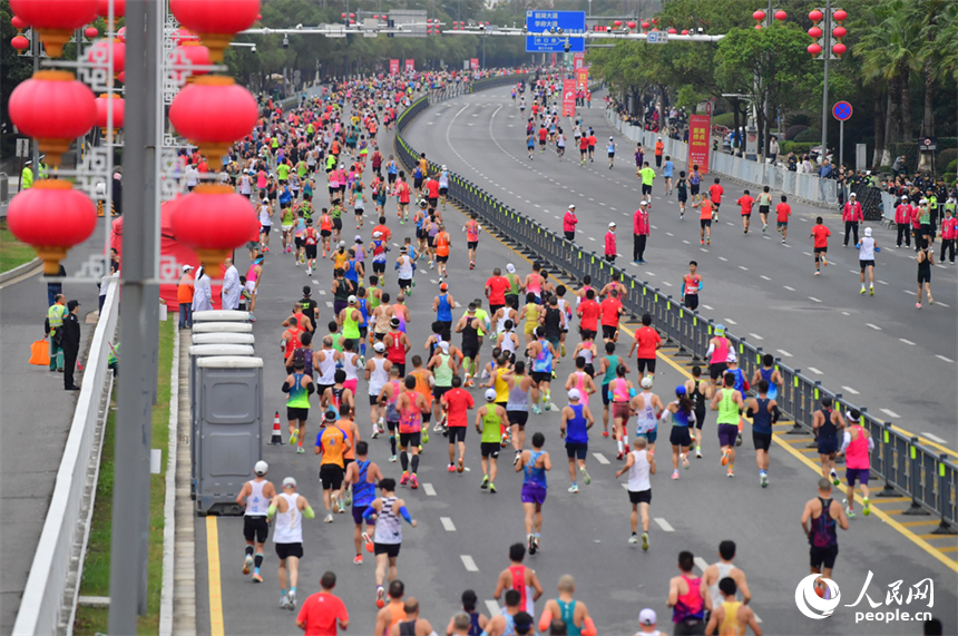 來自全國各地的3.2萬名跑者奔跑在贛江畔的賽道上，在奔跑中深度感受南昌的多元魅力。人民網記者 時雨攝