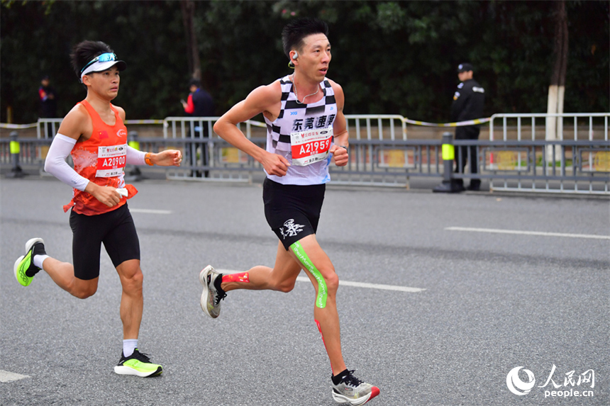 來自全國各地的3.2萬名跑者奔跑在贛江畔的賽道上，在奔跑中深度感受南昌的多元魅力。人民網記者 時雨攝