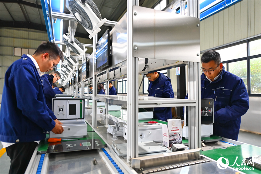 工人在生產測試新能源汽車智能充電樁。人民網 朱海鵬攝