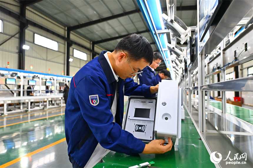 工人在生產測試新能源汽車智能充電樁。人民網 朱海鵬攝