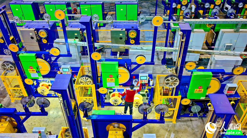 位于撫州市崇仁縣高新技術園區的一家電氣公司智能化生產車間內,工人在趕制電磁線訂單產品。人民網 朱海鵬攝