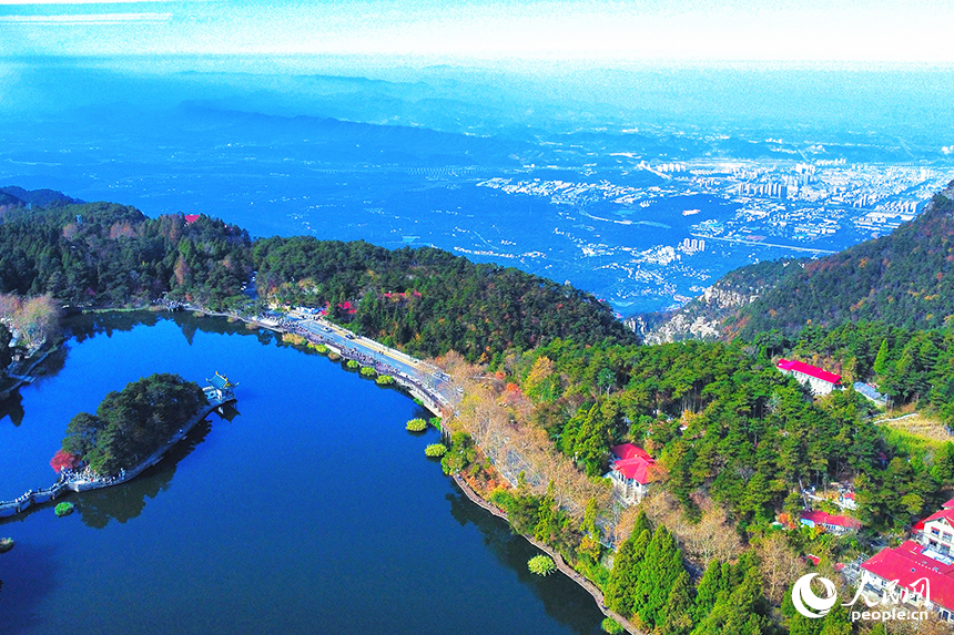 初冬的廬山，色彩斑斕，令人心馳神往。人民網記者 邱燁攝