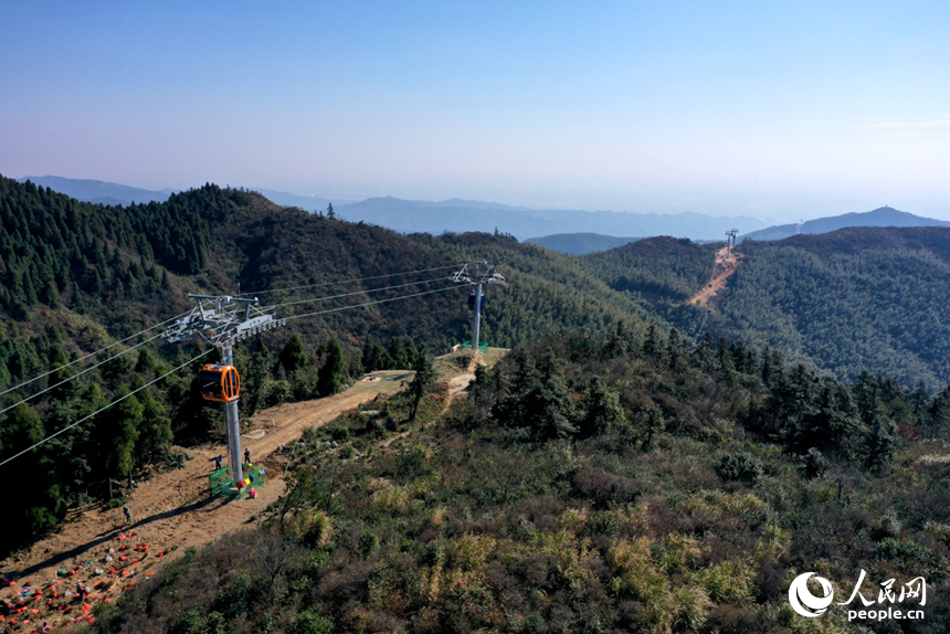 南昌梅嶺云端索道將于11月30日首航，這也是全國最長的城市交通觀景索道。人民網記者 時雨攝