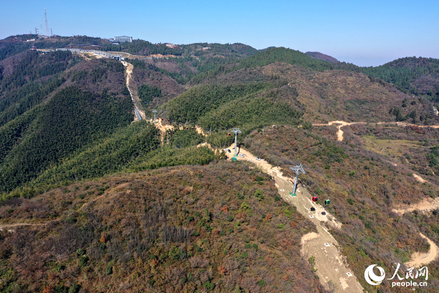 南昌梅嶺云端索道將于11月30日首航，這也是全國最長的城市交通觀景索道。人民網記者 時雨攝
