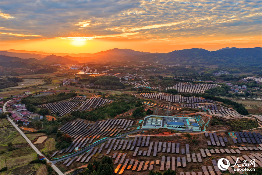 撫州市廣昌縣千善鄉的華潤廣昌千善光伏項目基地，鱗次櫛比的光伏板熠熠生輝。人民網記者 朱海鵬攝