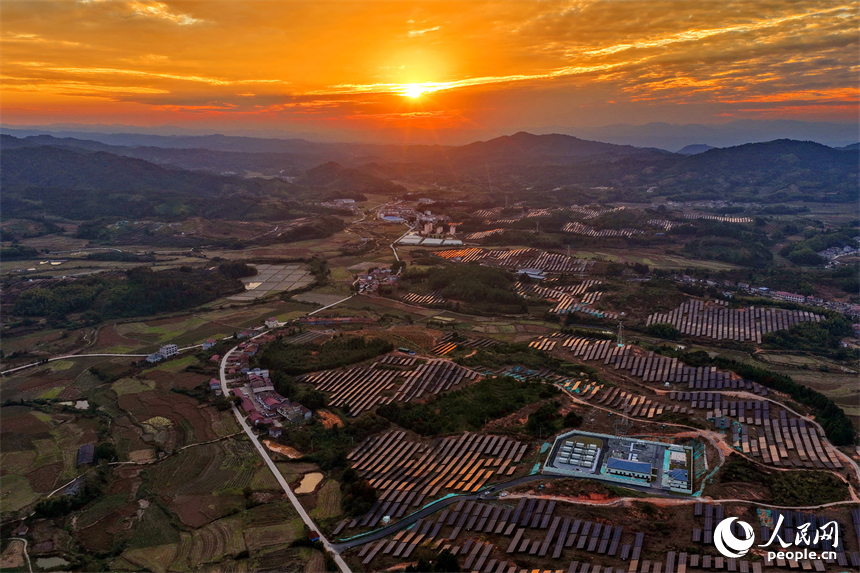 撫州市廣昌縣千善鄉的華潤廣昌千善光伏項目基地，鱗次櫛比的光伏板熠熠生輝。人民網記者 朱海鵬攝