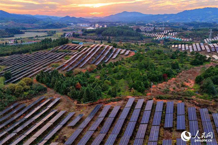 撫州市廣昌縣千善鄉的華潤廣昌千善光伏項目基地，鱗次櫛比的光伏板熠熠生輝。人民網記者 朱海鵬攝