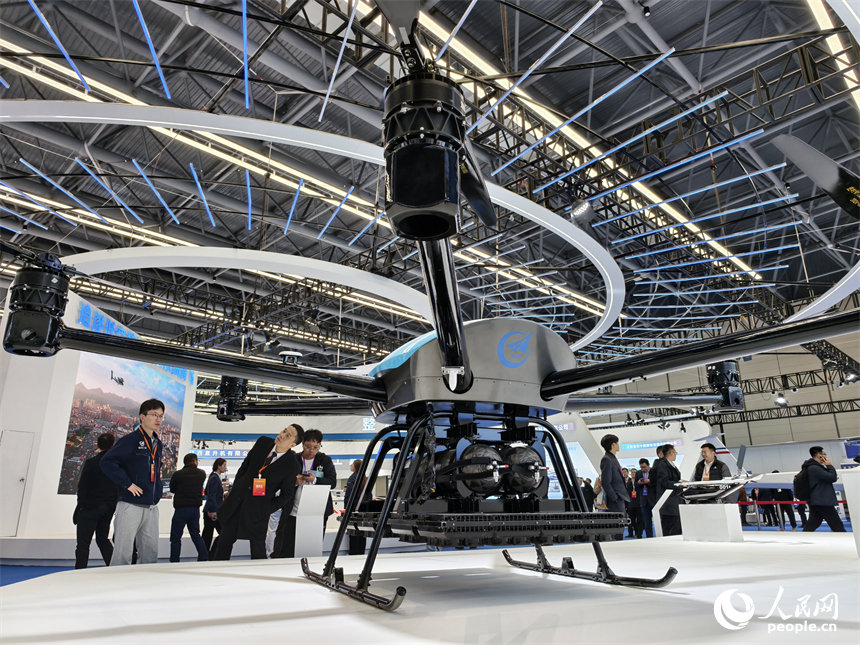 景德鎮低空產業生態展上，人們正在參觀一架大型多旋翼無人機。人民網記者 時雨攝