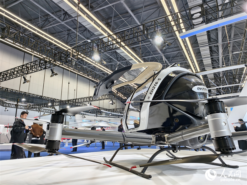 景德鎮低空產業生態展上，人們正在參觀一架電動垂直起降飛行器。人民網記者 時雨攝