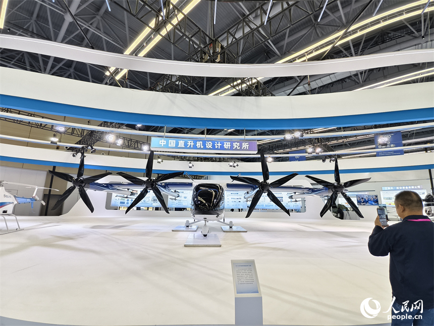 景德鎮低空產業生態展上，人們在整機裝備區參觀國產無人機。人民網記者 時雨攝