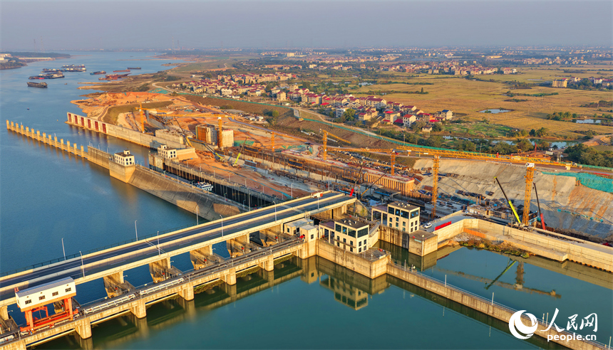 位于豐城市的贛江龍頭山樞紐塔吊林立，工人在加緊建設水利樞紐二線船閘。人民網記者 朱海鵬攝