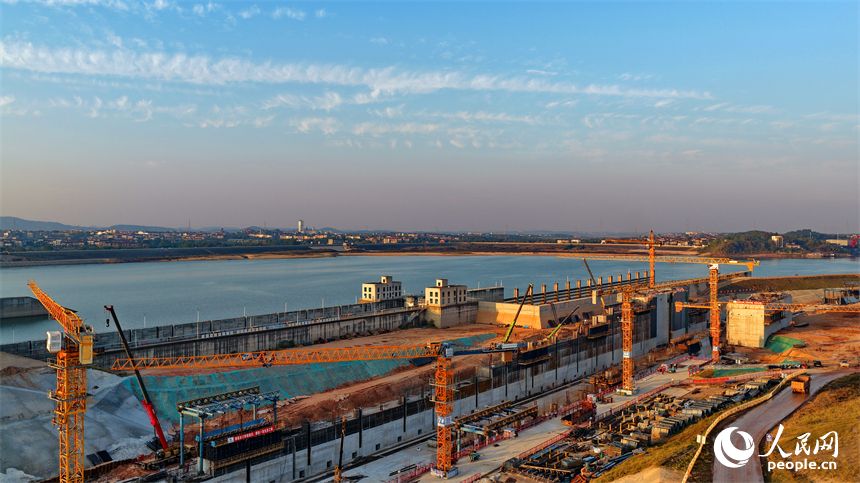 位于豐城市的贛江龍頭山樞紐塔吊林立，工人在加緊建設水利樞紐二線船閘。人民網記者 朱海鵬攝