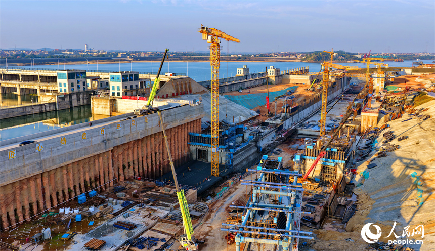 位于豐城市的贛江龍頭山樞紐塔吊林立，工人在加緊建設水利樞紐二線船閘。人民網記者 朱海鵬攝