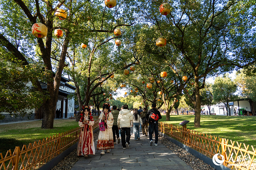 游客在景德鎮市陶陽里歷史文化街區游玩。人民網 龍楚良攝