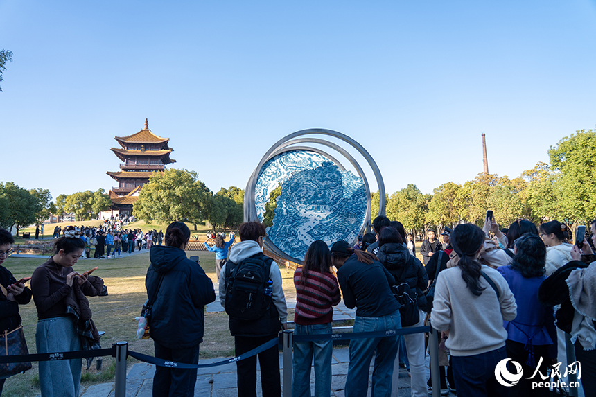 游客在景德鎮市陶陽里歷史文化街區游玩。人民網 龍楚良攝