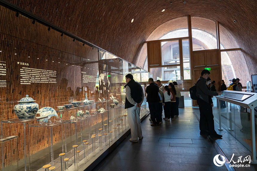 景德鎮御窯博物館內，修復的古瓷文物展品吸引游客駐足拍照。人民網 龍楚良攝
