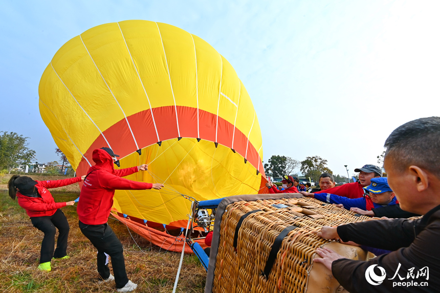 南康區龍回鎮布谷寨航空飛行營地，動力傘編隊、滑翔傘表演和比賽吸引眾多游客前來觀看。人民網記者 朱海鵬攝