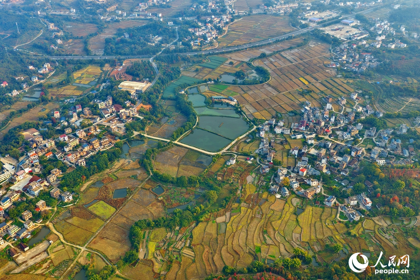 南康區龍回鎮龍東村，綿延山巒與房屋、農田、樹木相互映襯，構成一幅色彩繽紛的冬日鄉村畫卷，吸引眾多游客前來游玩。人民網記者 朱海鵬攝