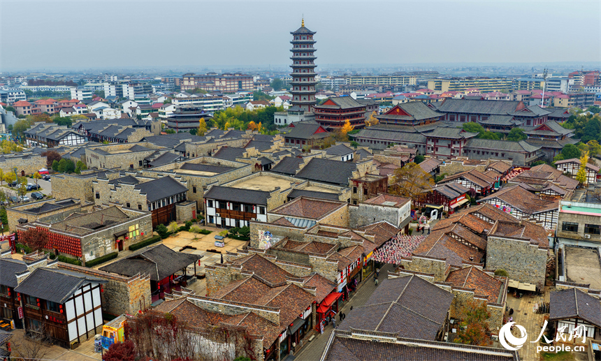 位于撫州市臨川區的文昌里歷史文化街區，一棟棟贛派建筑以其獨特的歷史風貌和文化底蘊，吸引游客紛至沓來。人民網記者 朱海鵬攝