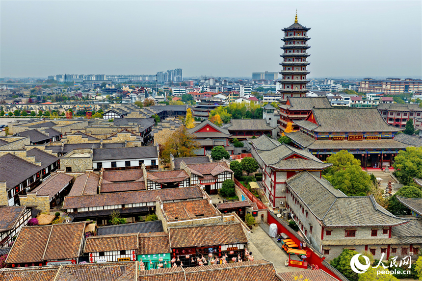 位于撫州市臨川區的文昌里歷史文化街區，一棟棟贛派建筑以其獨特的歷史風貌和文化底蘊，吸引游客紛至沓來。人民網記者 朱海鵬攝